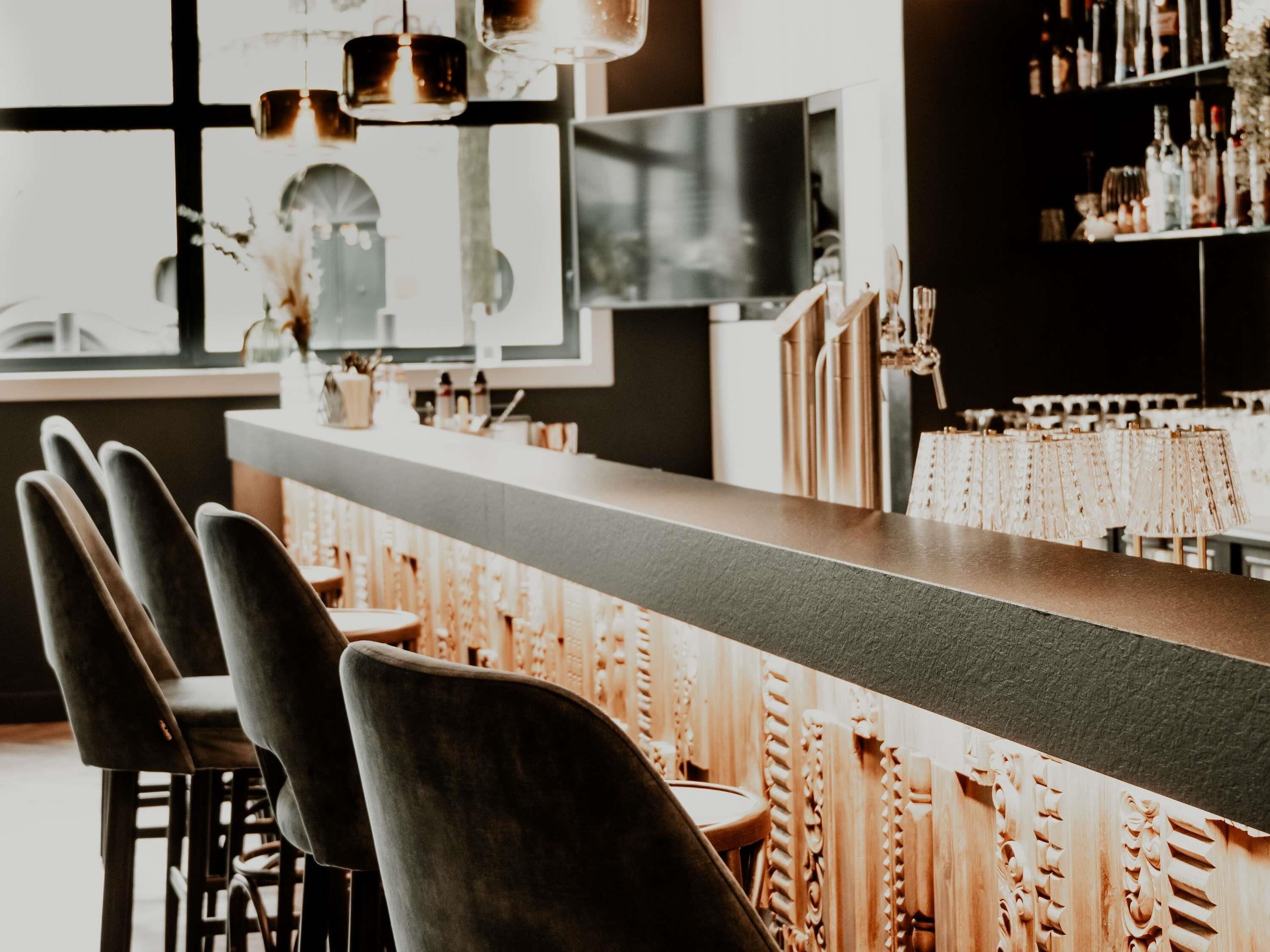 Sert le petit déjeuner et le dîner