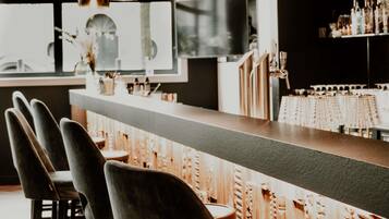 Sert le petit déjeuner et le dîner