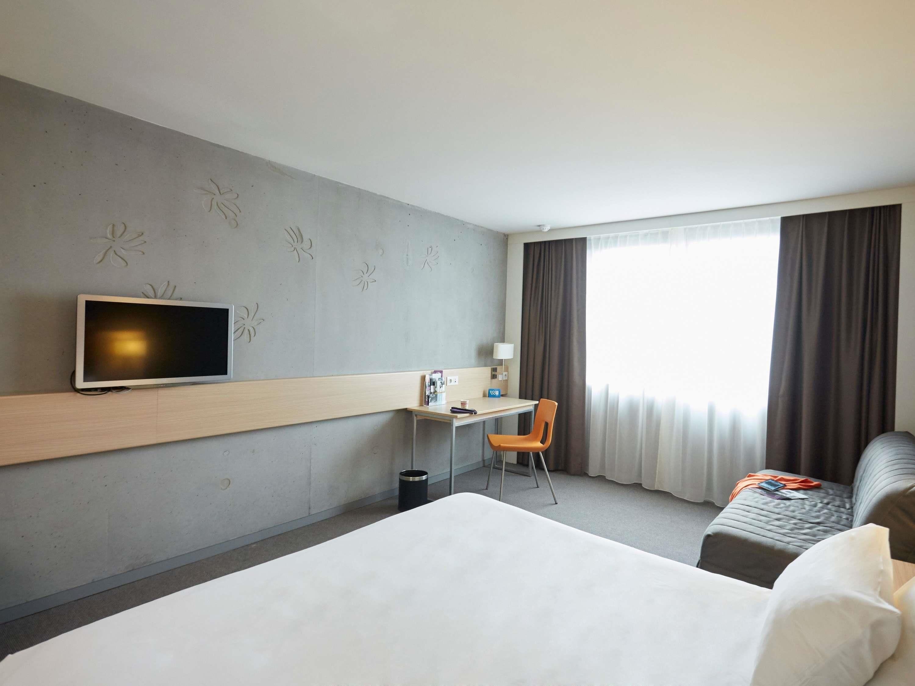 Luxe beddengoed, pillowtop-bedden, een minibar, een kluis op de kamer