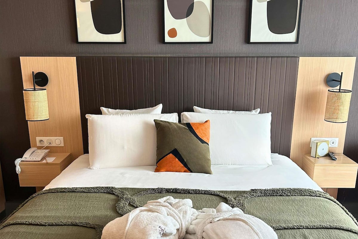 Literie de qualité, lit avec matelas à plateau-coussin, minibar