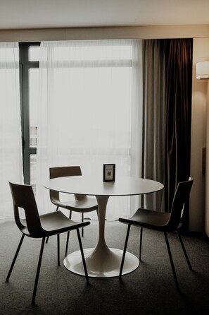 Privilege, Habitació familiar, 1 llit doble i sofà llit | Sala d'estar | Televisor de pantalla plana 