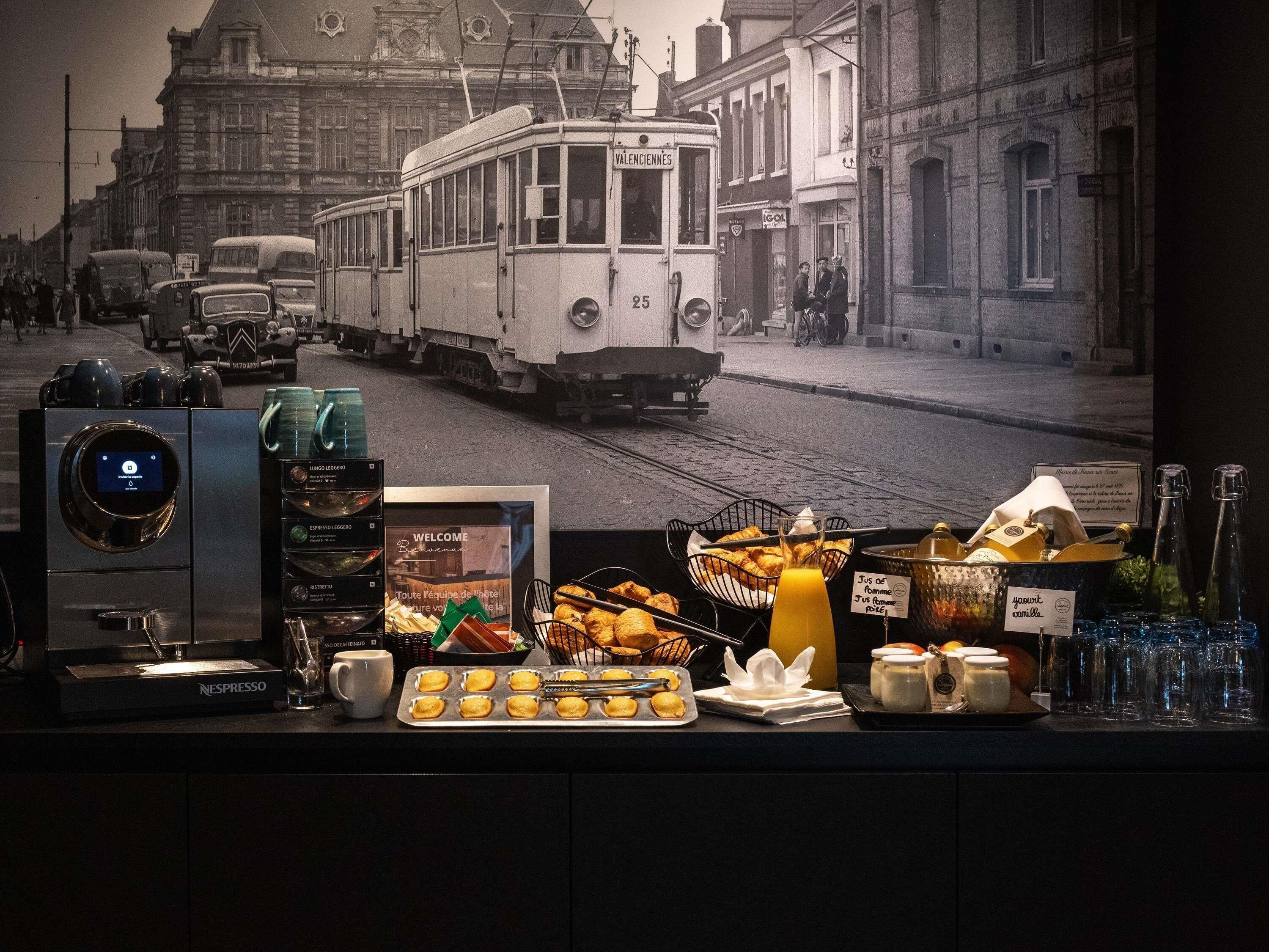 Een oude tram, een koffieapparaat, gebak en een oud bord in een café.