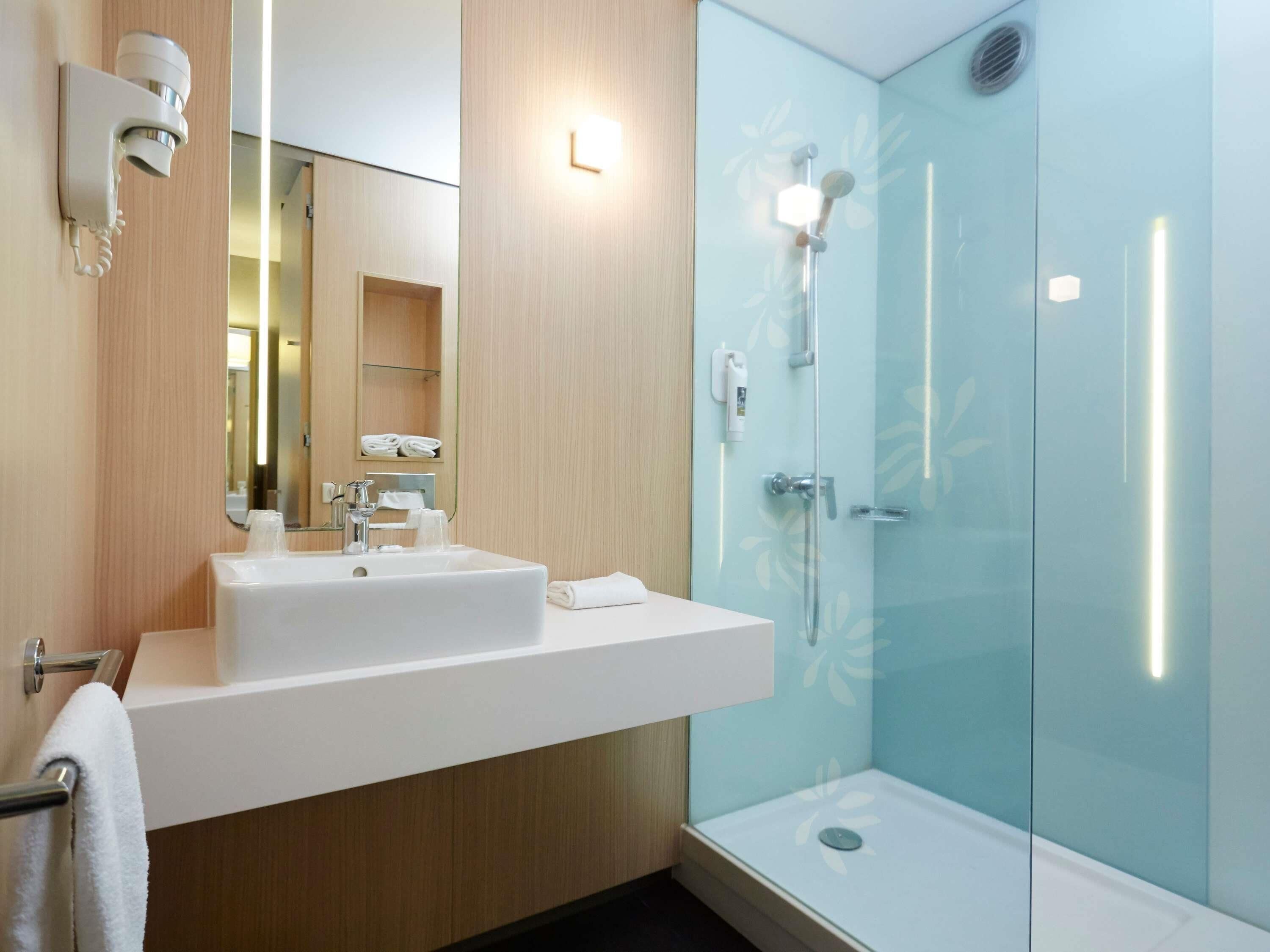 Luxe beddengoed, pillowtop-bedden, een minibar, een kluis op de kamer