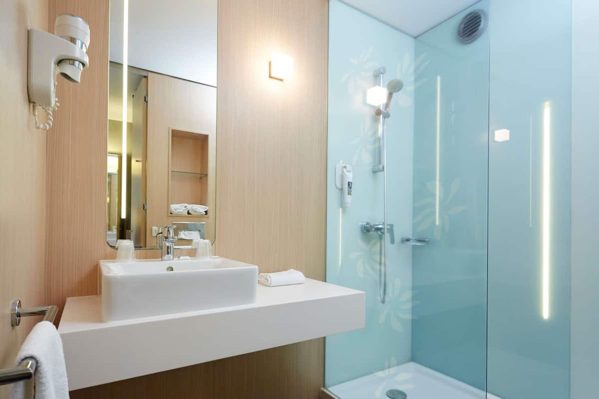 Luxe beddengoed, pillowtop-bedden, een minibar, een kluis op de kamer