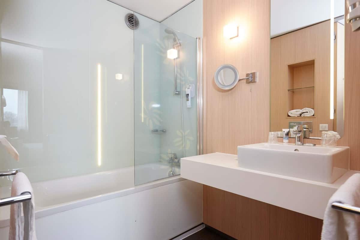Premium bedding, pillow-top beds, minibar, in-room safe