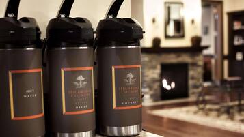 Tres botellas de agua térmicas con la etiqueta 'Highridge Country Reserve' sobre una encimera de cocina.