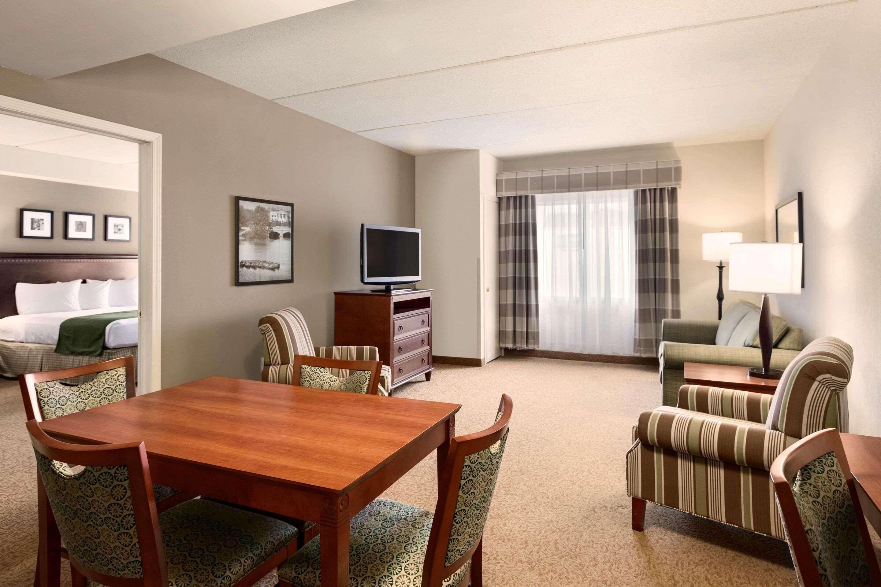 Living area | 40-inch flat-screen TV with cable channels, TV