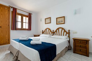 Apartment, 2 Schlafzimmer, Balkon, eingeschränkter Meerblick | Zimmersafe, Schreibtisch, laptopgeeigneter Arbeitsplatz, Bettwäsche