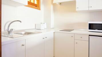 Apartment, 2 Bedrooms, Balcony, Partial Ocean View | Dapur peribadi | Peti sejuk, dapur, pembancuh kopi/teh
