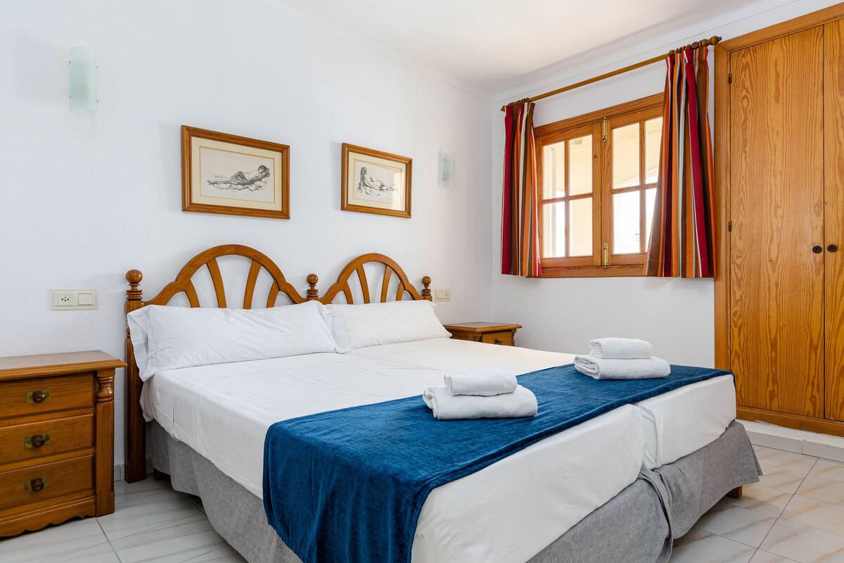 Apartment, 2 Bedrooms, Balcony, Partial Ocean View | In-room safe, desk, laptop workspace, bed sheets