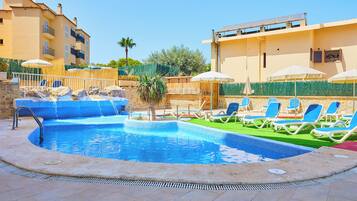 2 outdoor pools, pool loungers