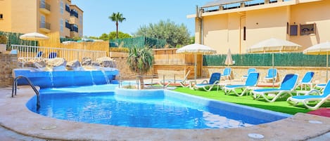 2 piscines extérieures, chaises longues