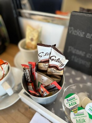 Un plateau contenant divers en-cas, notamment des barres chocolatées et des briques de lait.