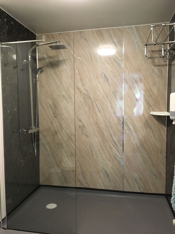 Bathroom shower - Cherrywood Lodge (Looe)
