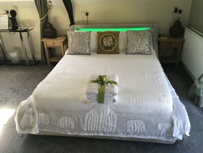 1 bedroom, individually decorated, individually furnished, soundproofing - Cherrywood Lodge (Looe)