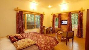 Une chambre confortable avec un grand lit, un bureau et une télévision.