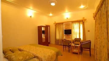 Desk, iron/ironing board, rollaway beds, free WiFi