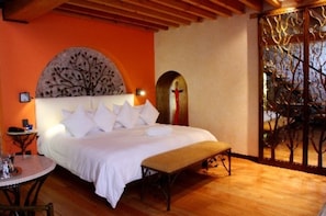 Suite junior | Caja de seguridad en la habitación y tabla de planchar con plancha