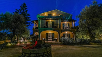 Fachada da propriedade à noite