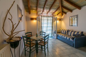 Suite junior, vista al mar | Sala de estar | Televisión 