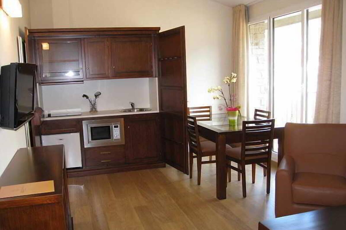 Private kitchen | Coffee/tea maker, refrigerator (on request), microwave (on request)