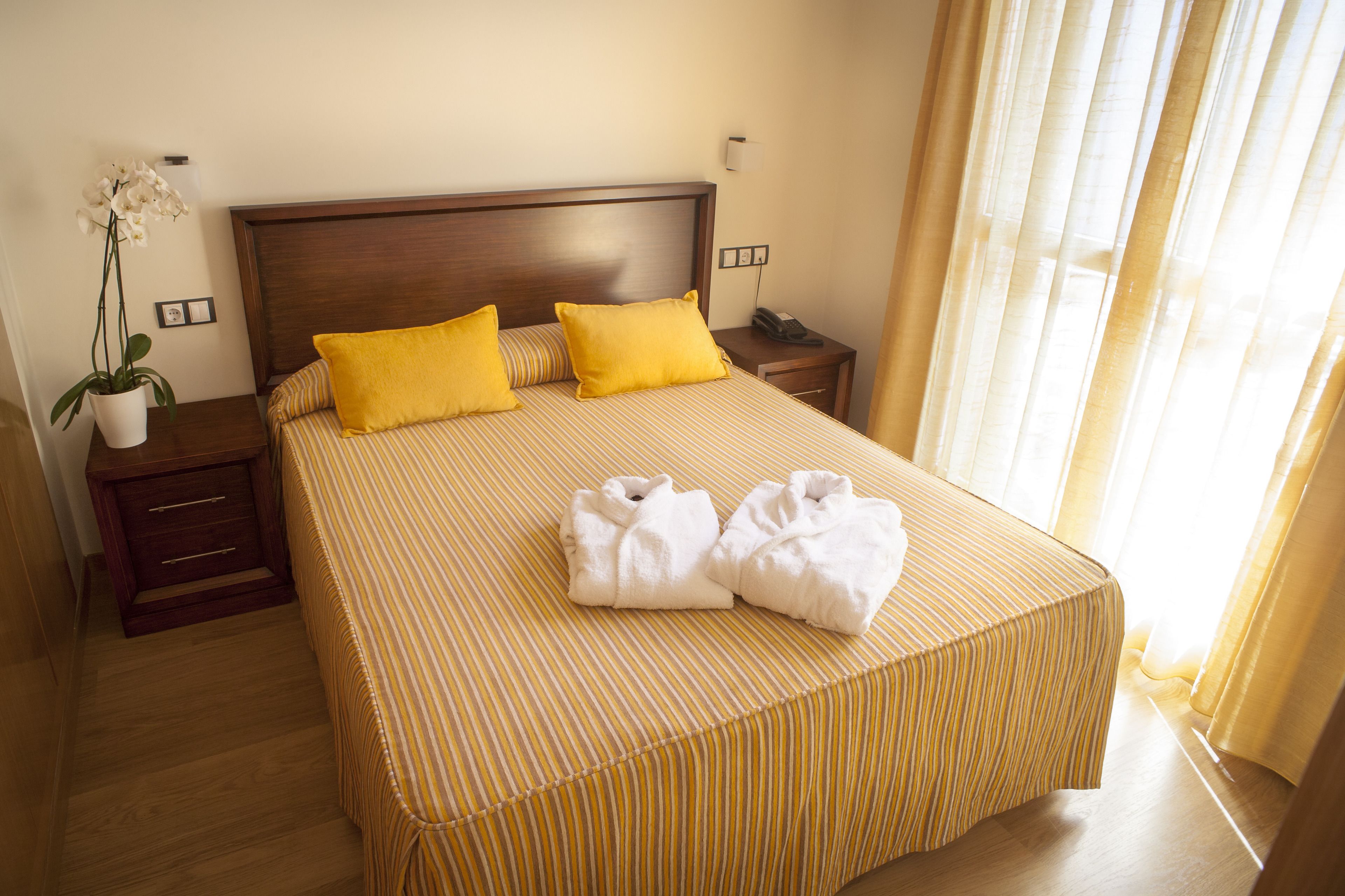 1 slaapkamer, een kluis op de kamer, verduisterende gordijnen