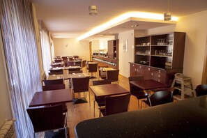 Desayuno completo gratuito y diario