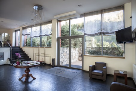 Entrada interior. Hotel Obaga Blanca