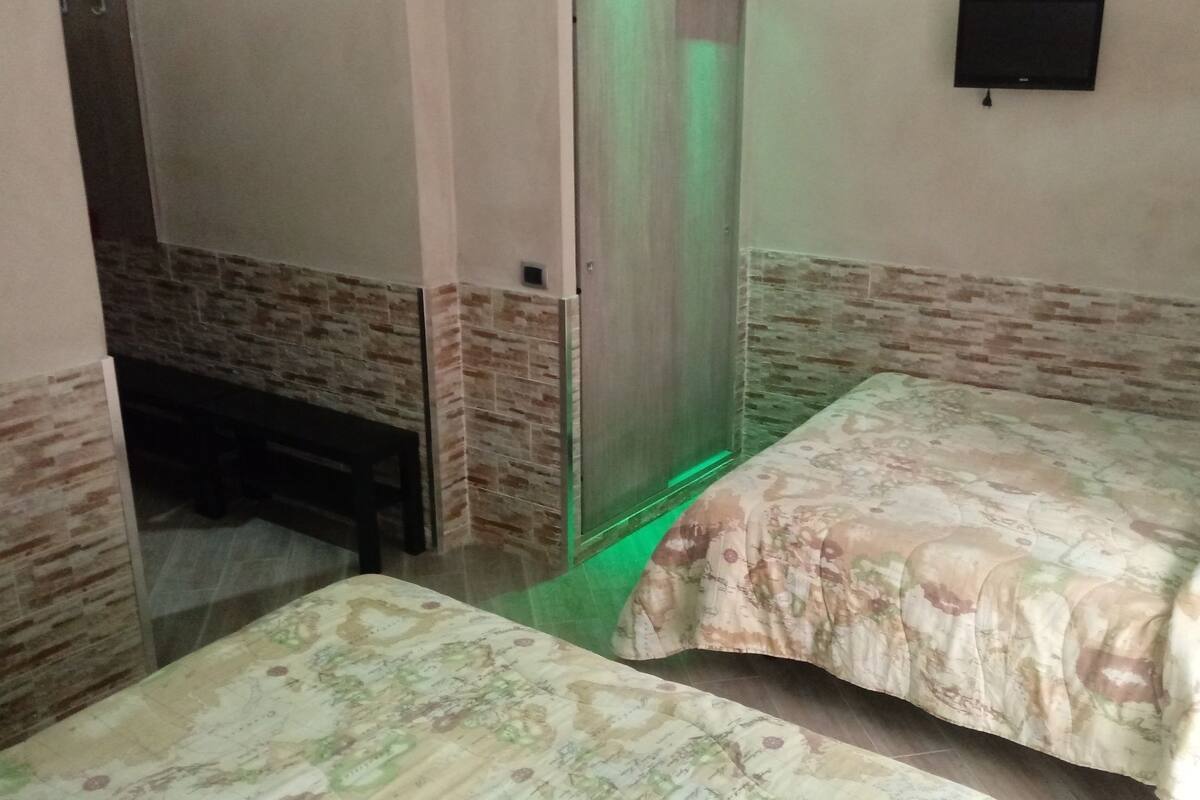 أسرّة سليكت كومفورت وميني بار وخزنة داخل الغرفة ومكتب