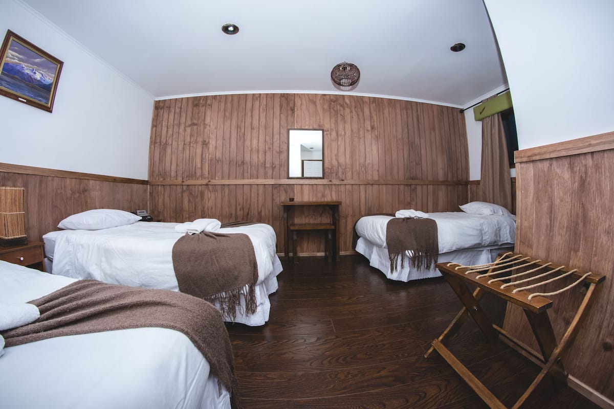 Chambre Triple Supérieure | Coffres-forts dans les chambres, bureau, Wi-Fi gratuit, draps fournis