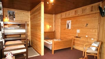 Desk, soundproofing, free cribs/infant beds, free WiFi