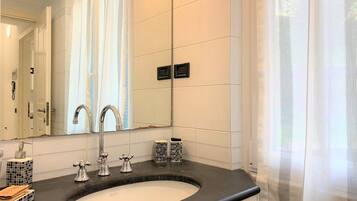 Apartamento Confort (per 4 persone) (via Parodi 4) | Baño | Artículos de higiene personal gratuitos, secador de pelo, bidé y toallas