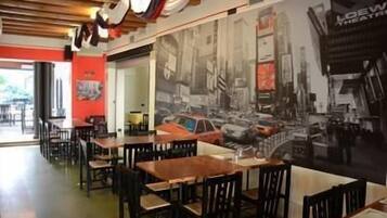 Déjeuner et dßner servis sur place, spécialités Cuisine locale