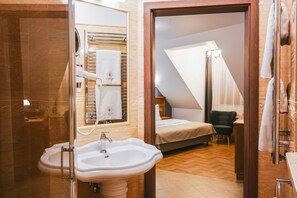 Apartament superior (for 2) | Bany | Articles de tocador de disseny, assecador de cabells i bidet 