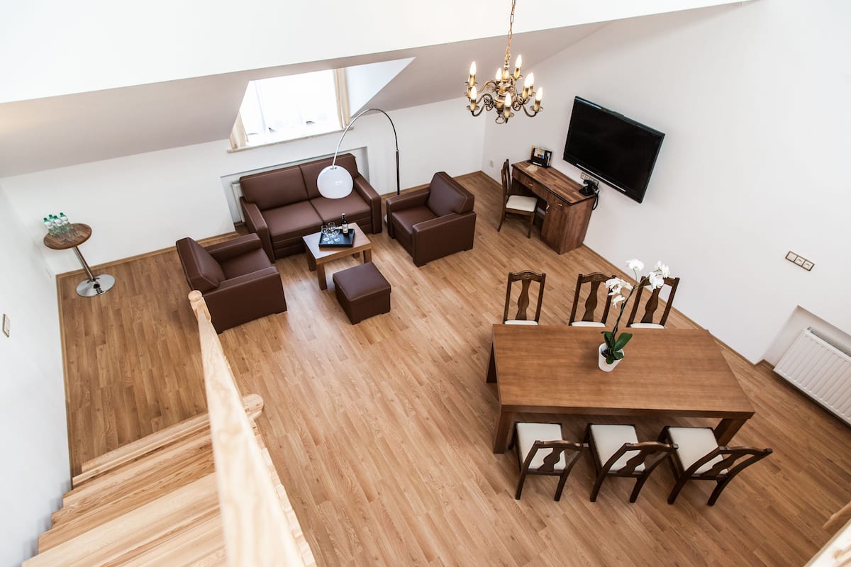 Superior appartement (for 4) | Woonkamer | Een ledtelevisie