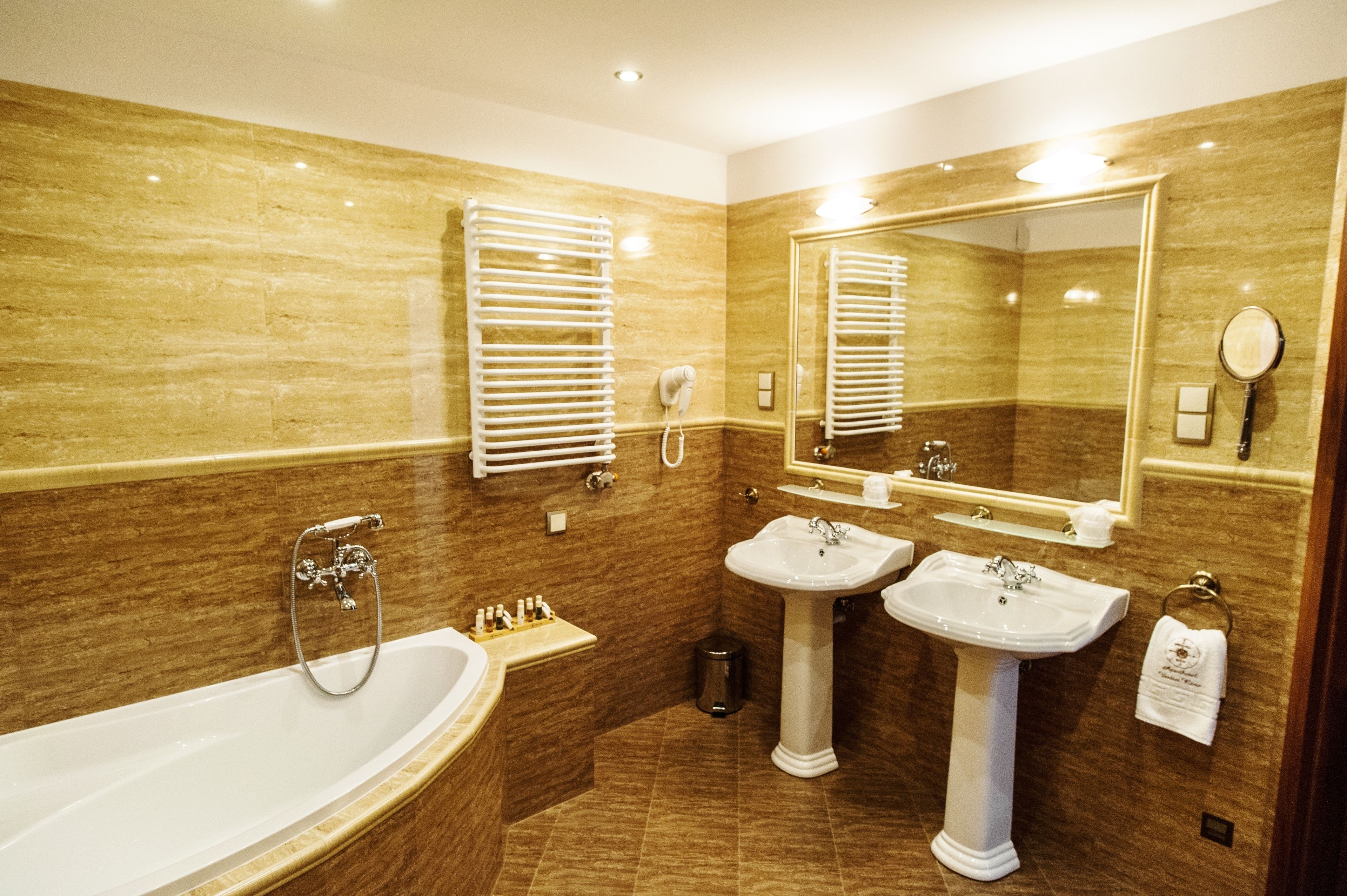 Superior Apartment (for 4) | Bathroom | Designer toiletries, hair dryer, bidet, towels