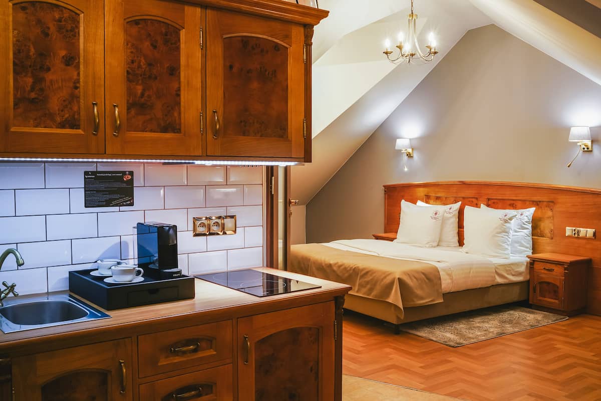 Een minibar, een kluis op de kamer, een bureau, verduisterende gordijnen
