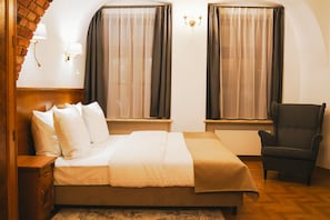 Apartament superior (for 2) | Minibar, caixa forta a l'habitació, escriptori i cortines opaques 