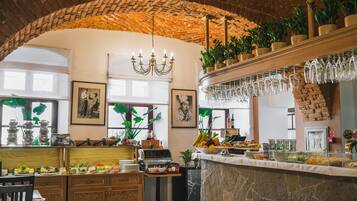 Desayuno buffet diario (PLN 55 por persona)