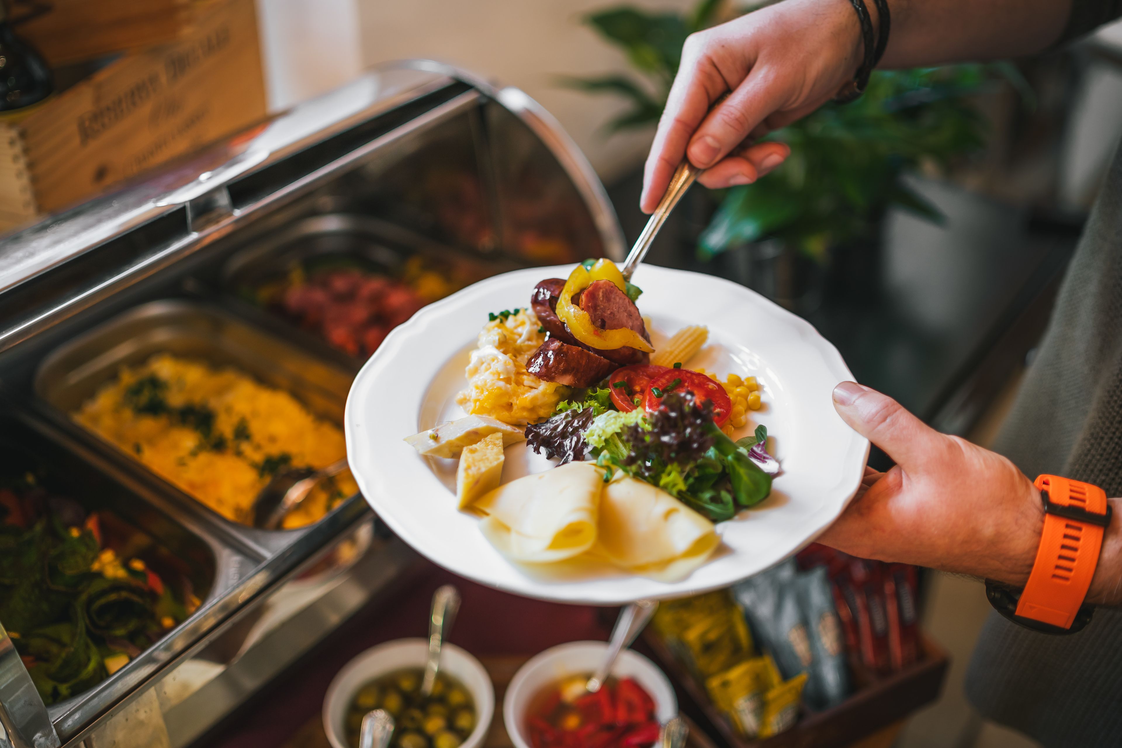 Un bufé con diversas opciones de comida, como pasta, ensaladas y carnes.