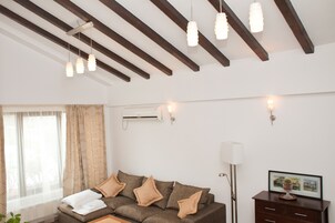 Apartamento superluxo, cozinha | Área de estar | Smart TV