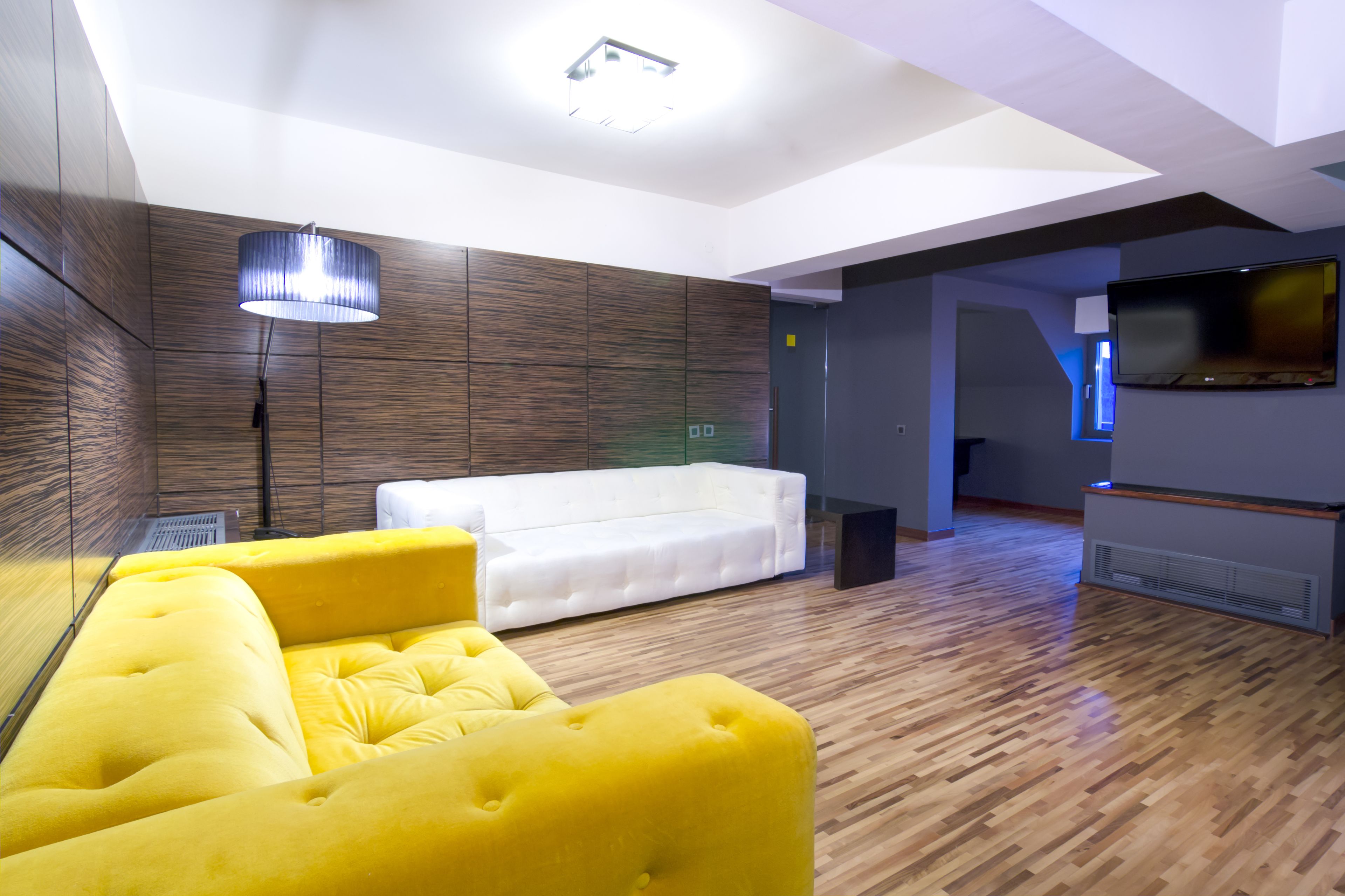 80-cm lcd tv with cable channels, tv