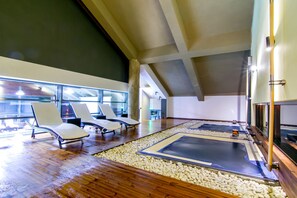 Innendørsbasseng og solsenger