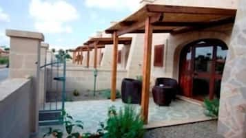 Double Room Single Occupancy in bungalow | Teres/patio