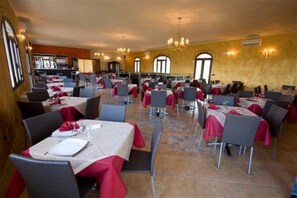 Daily continental breakfast for a fee - Oasi del Visir Resort (San Vito dei Normanni)