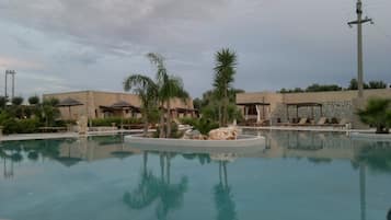 Seasonal outdoor pool, free pool cabanas, pool umbrellas
