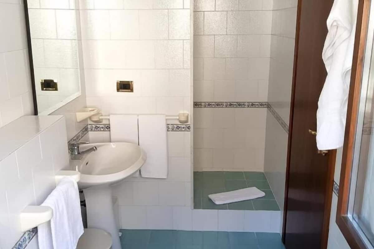 free toiletries, bidet, towels