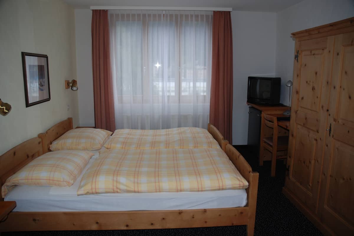 2 bedrooms, premium bedding, minibar, individually decorated