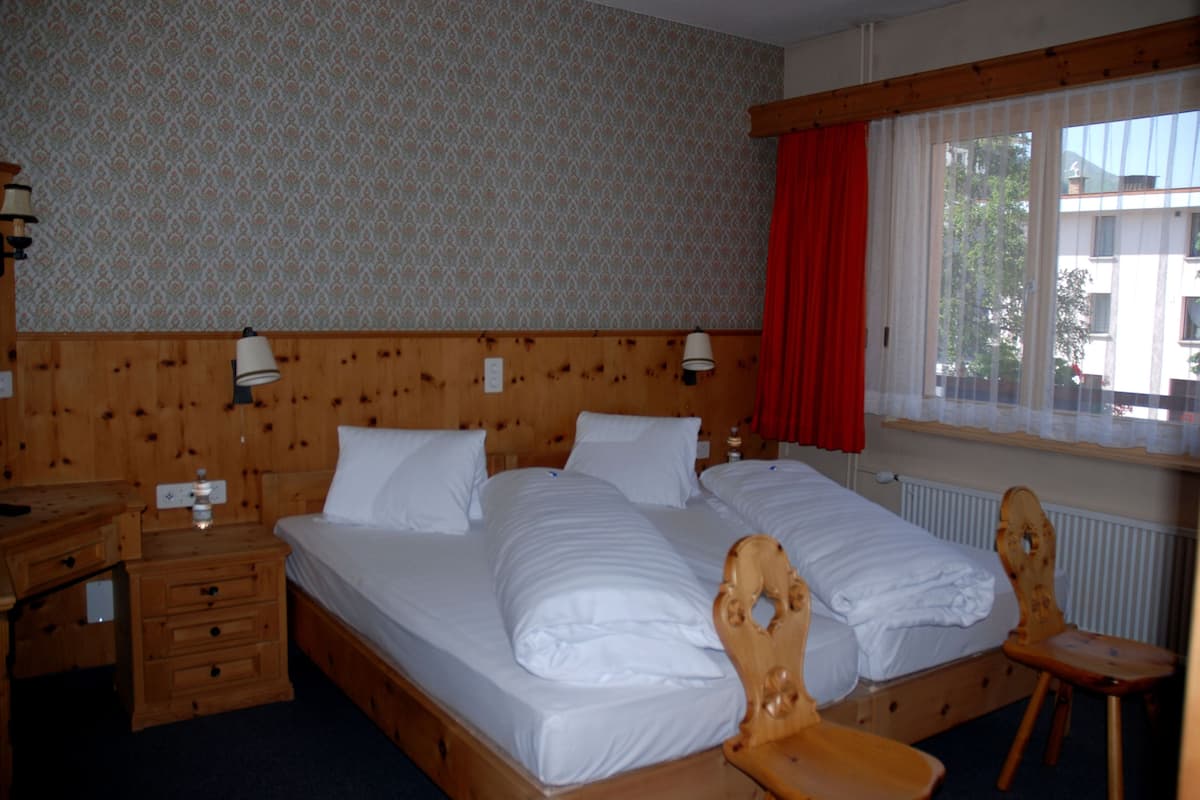 2 bedrooms, premium bedding, minibar, individually decorated