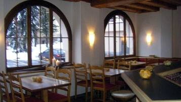2 restaurants; breakfast served